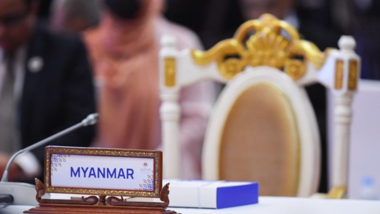 Bangku yang disediakan untuk negara Myanmar tidak diisi oleh perwakilan negaranya saat KTT ASEAN 2022 di Hotel Sokha, Phnom Penh, Kamboja, Jumat (11/11/2022). Dalam KTT ASEAN 2022 di Phnom Penh, Kamboja ini diantaranya membahas isu-isu utama yakni krisis Myanmar. ANTARA FOTO/Hafidz Mubarak A (antara)