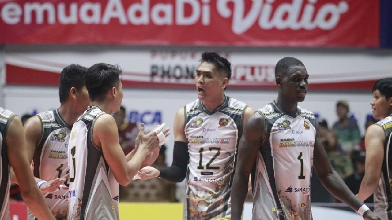 Pemain Surabaya BIN Samator Rivan Nurmulki (tengah) masih akan menjadi salah satu tulang punggung timnas bola voli Indonesia pada SEA Games 2023 di Kamboja. (ANTARA/HO-Humas Proliga)