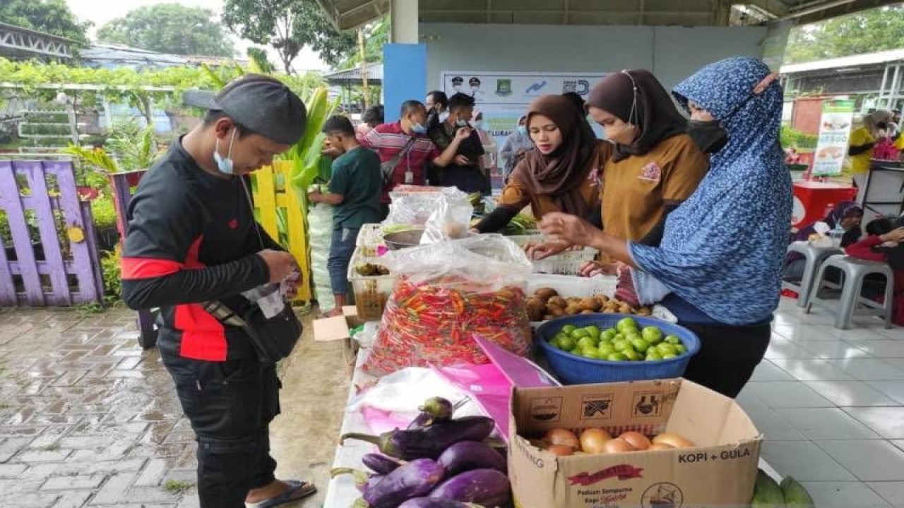 Penjualan bahan kebutuhan pokok di pasar lingkungan oleh PD Pasar Kota Tangerang untuk membantu warga memenuhi kebutuhan pokok jelang Ramadhan. ANTARA/HO-Humas Pemkot Tangerang