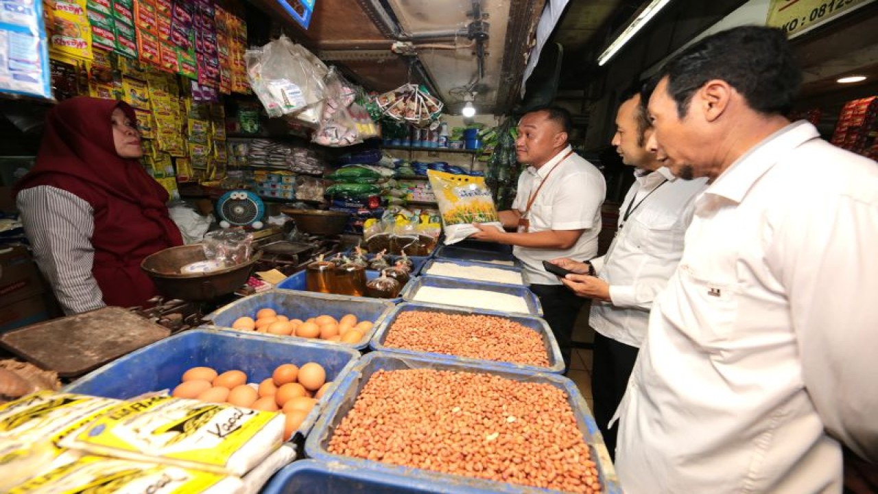 Foto Arsip - Direktur Utama Perusahaan Daerah (PD) Pasar Surya Surabaya Agus Priyo saat melakukan pemantauan harga beras di Pasar Wonokromo, Surabaya, beberapa waktu lalu. (ANTARA/HO-Diskominfo Surabaya)