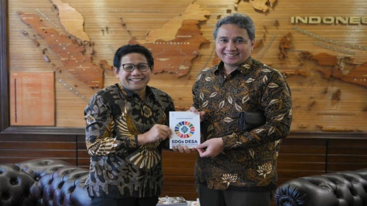 Mendes PDTT Abdul Halim Iskandar (kiri) melakukan pertemuan dengan Dirjen Kebudayaan Kemendikbudristek Hilmar Farid di kantor Kemendes PDTT Jakarta, Rabu, (8/3/2023). ANTARA/HO-Kemendes PDTT