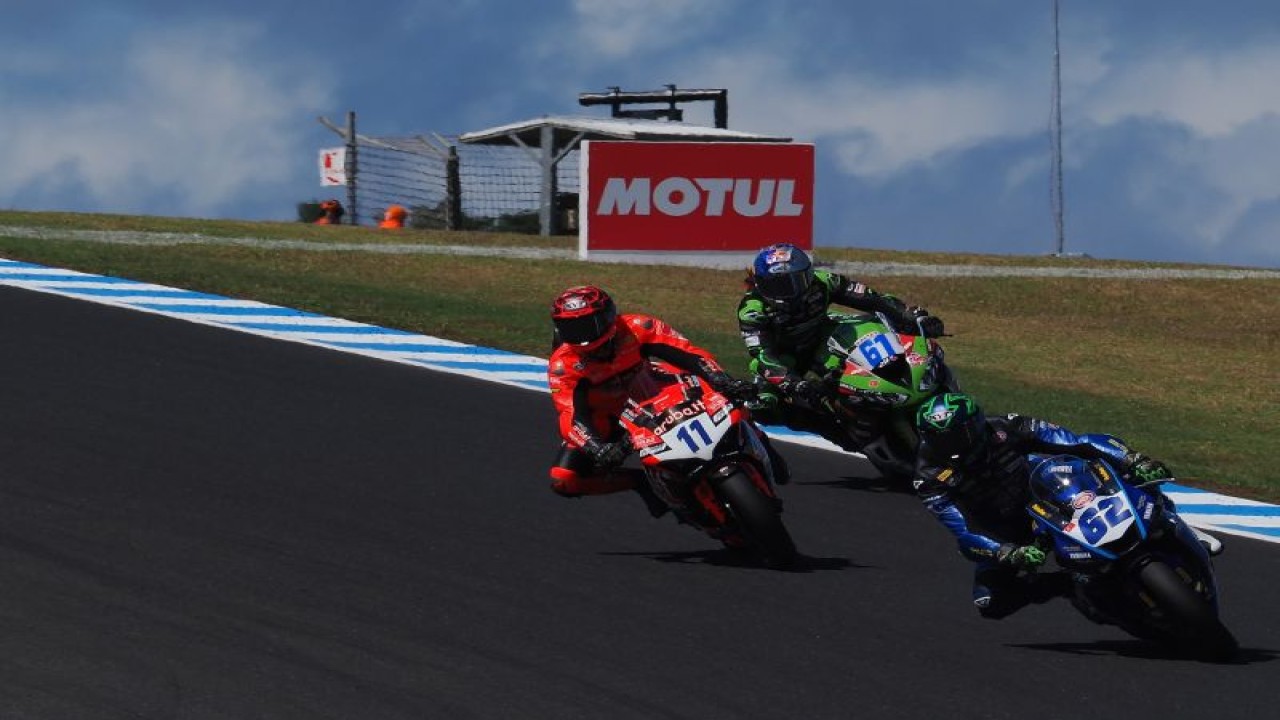 Pebalap berpacu dalam WSBK 2023. (ANTARA/HO/WSBK)