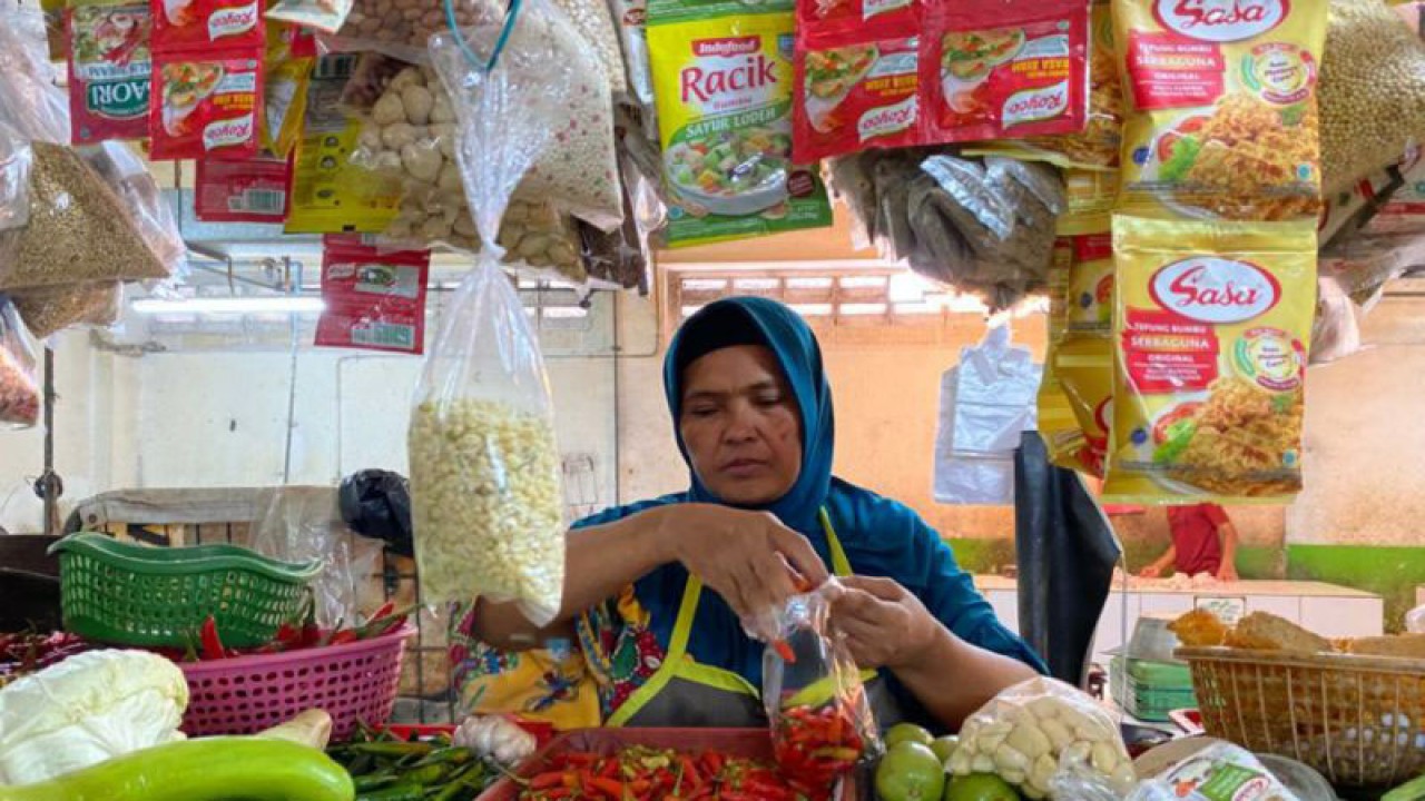 Seorang pedagang menjual cabai di Pasar Pondok Indah, Jakarta, Senin (13/3/2023). ANTARA/Luthfia Miranda Putri