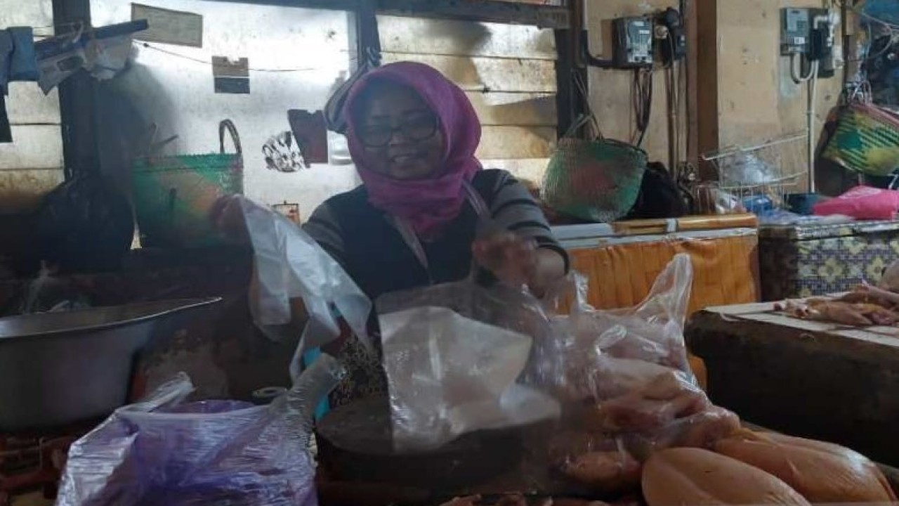 Pedagang daging ayam melayani pembeli. ANTARA/Heru Suyitno