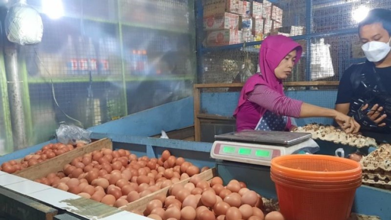 Pedagang sembako di Pasar Cisalak Depok. (ANTARA/Foto: Feru Lantara)