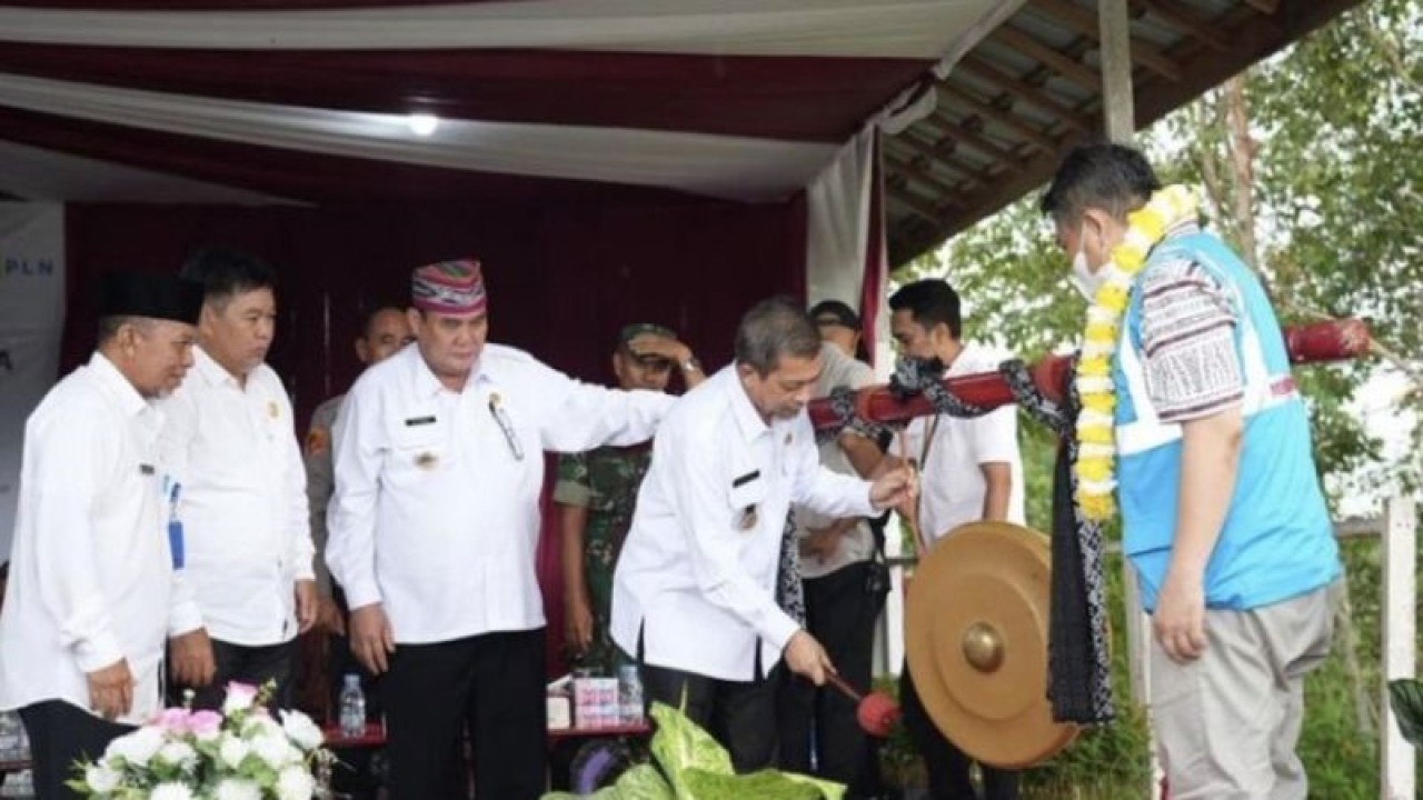 Wakil Gubernur Provinsi Kaltim Hadi Mulyadi memukul gong saat meresmikan jaringan listrik di Desa Karangan Tengah, Kecamatan Mook Manar Bulant, Kutai Barat, Kalimantan Timur. (Biro Adpim Pemprov Kaltim)
