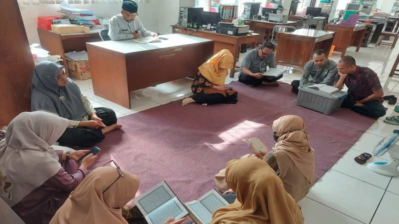 Sejumlah pegawai di Dinas Pendidikan, Kepemudaan, dan Olahraga Kabupaten Temanggung melakukan tadarus Al Quran bersama-sama sebelum memulai bekerja selama bulan Ramadhan 1444 H. ANTARA/HO - Dinas Pendidikan, Kepemudaan, dan Olahraga Kabupaten Temanggung