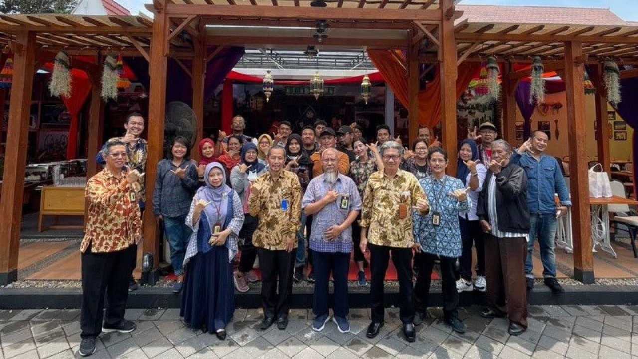 Pejabat Kanwil DJP Jateng II bersama dengan wartawan di Solo, beberapa waktu lalu. ANTARA/Aris Wasita