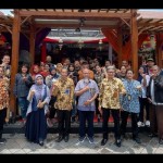 Pejabat Kanwil DJP Jateng II bersama dengan wartawan di Solo, beberapa waktu lalu. ANTARA/Aris Wasita-1679558098