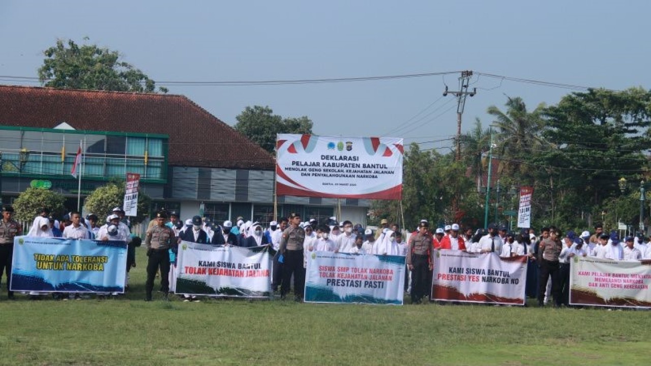 Deklarasi Pelajar Kabupaten Bantul Tolak Geng Sekolah, Kejahatan Jalanan dan Penyalahgunaan Narkoba di Lapangan Paseban, Bantul, DIY, Senin (20/3/2023) (ANTARA/HO-Humas Pemkab Bantul)