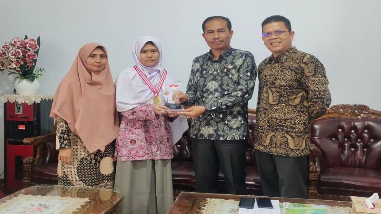 Pelajar madrasah dari MAN 2 Bukittinggi meraih prestasi di perlombaan bahasa inggris yang diselenggarakan lembaga Global House.