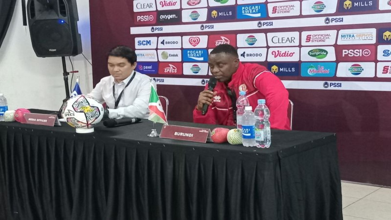 Pelatih timnas Burundi Etienne Ndayiragije menjawab pertanyaan para pewarta pada konferensi pers setelah pertandingan FIFA match day melawan Indonesia yang dimainkan di Stadion Patriot Candrabagha, Bekasi, Sabtu (25/3/2023). (ANTARA/RAUF ADIPATI)