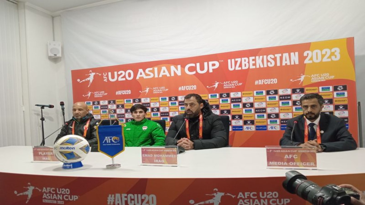 Pelatih timnas Irak U-20 Emad Mohammed menghadiri konferensi pers setelah pertandingan Grup A Piala Asia U-20 melawan Indonesia, yang dimainkan di Stadion Lokomotiv, Tashkent, Selasa (1/3/2023). (ANTARA/RAUF ADIPATI)