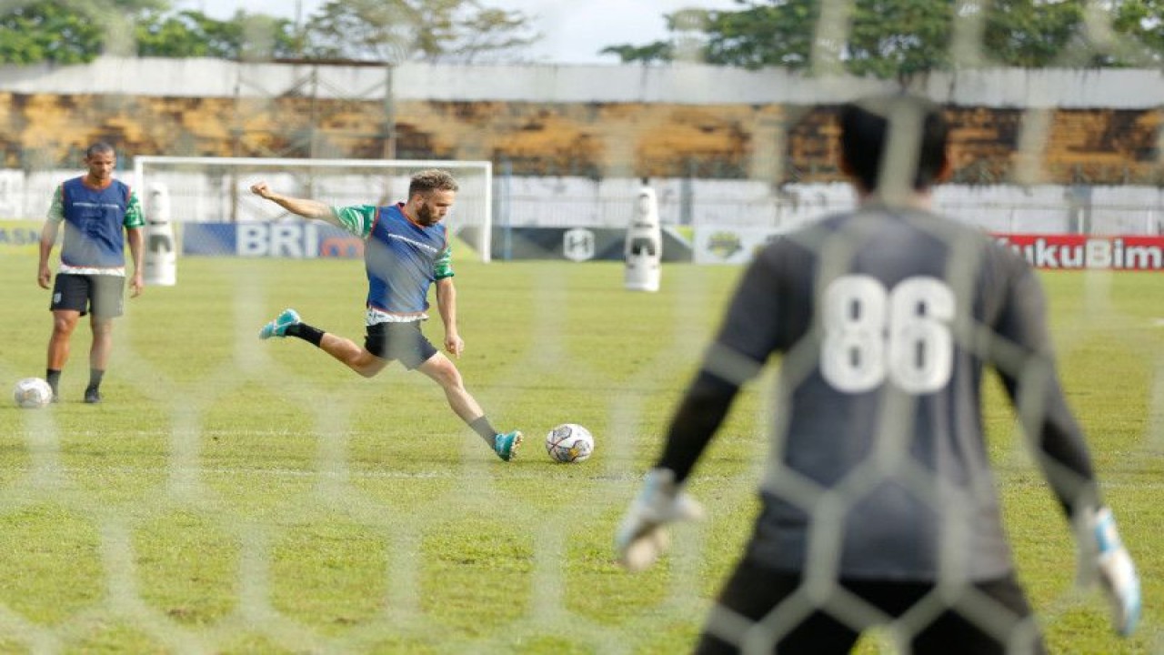 Pemain Persebaya Ze Valente (tengah) mengikuti official training menjelang laga melawan Barito Putera di Stadion Demang Lehman, Kabupaten Banjar, Kalimantan Selatan, Rabu (8/3/2023). (ANTARA/HO-Ofisial Persebaya)