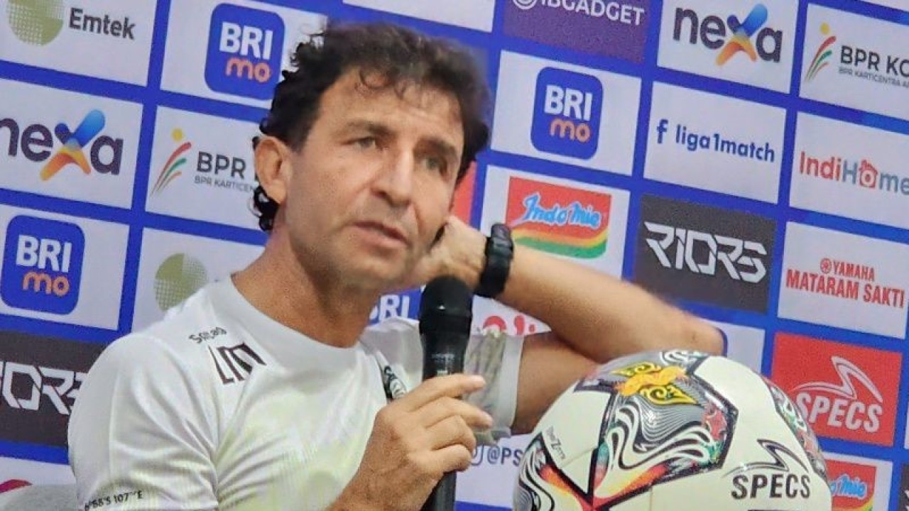 Pelatih Persib Bandung Luis Milla (ANTARA/ I.C.Senjaya)
