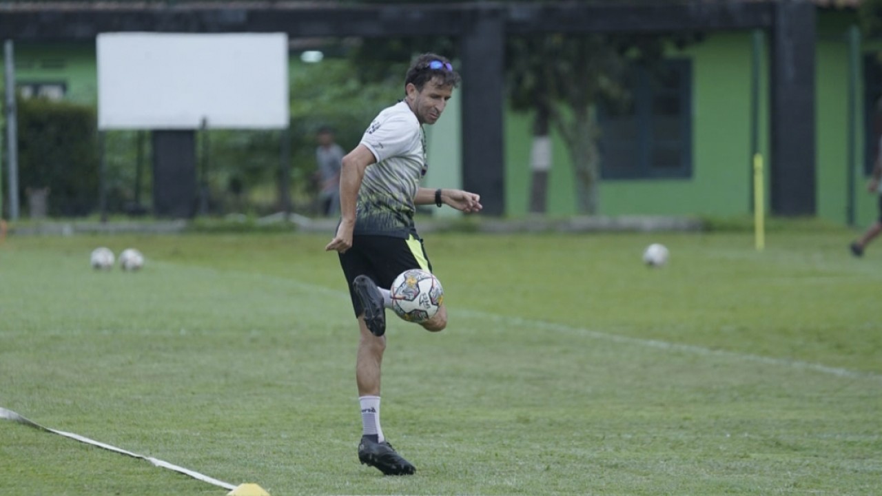 Pelatih Persib Luis Milla