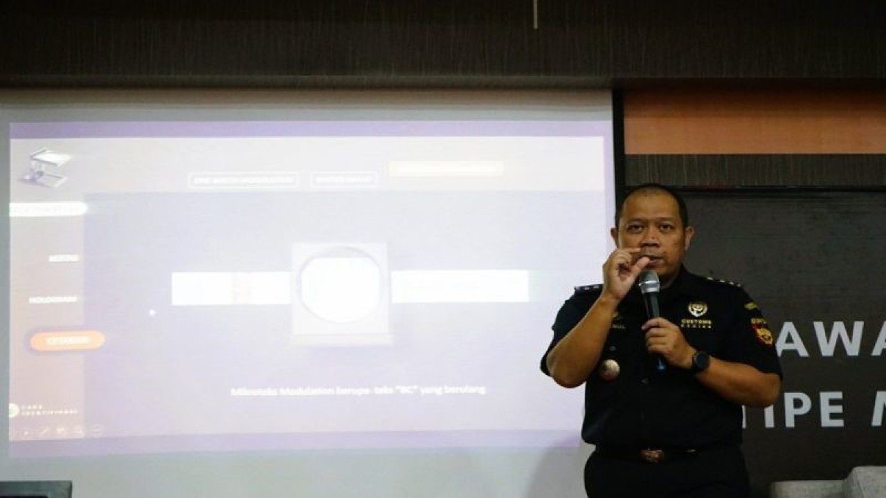 Pelatihan mengidentifikasi pita cukai palsu bagi pegawai Kantor Bea Cukai Madura. (ANTARA/HO-Bea Cukai Madura).