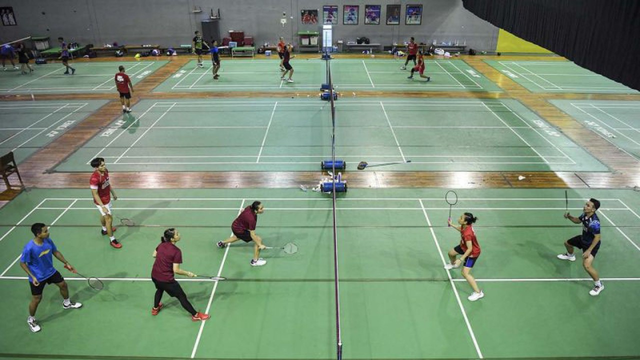 Sejumlah pebulu tangkis berlatih di Pemusatan Latihan Nasional (Pelatnas) Bulu Tangkis di PBSI Cipayung, Jakarta, Rabu (8/2/2023). PP PBSI menyiapkan para pemain bulu tangkis Indonesia untuk menghadapi berbagai ajang turnamen internasional seperti All England 2023, SEA Games 2023, Piala Sudirman 2023, hingga Asian Games ke-19. ANTARA FOTO/M Risyal Hidayat/aww.