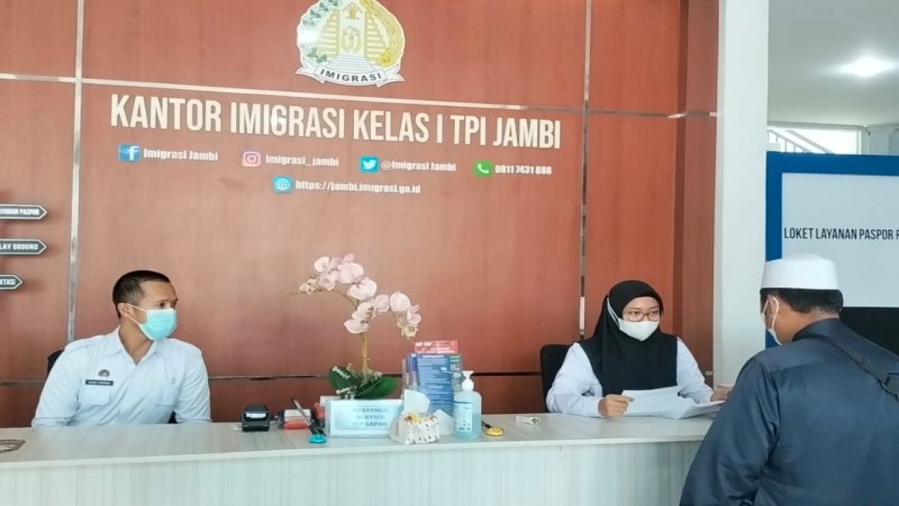 Pelayanan pembuatan paspor di Jambi, Kamis (9/3/23).(FOTO ANTARA/Nanang Mairiadi)