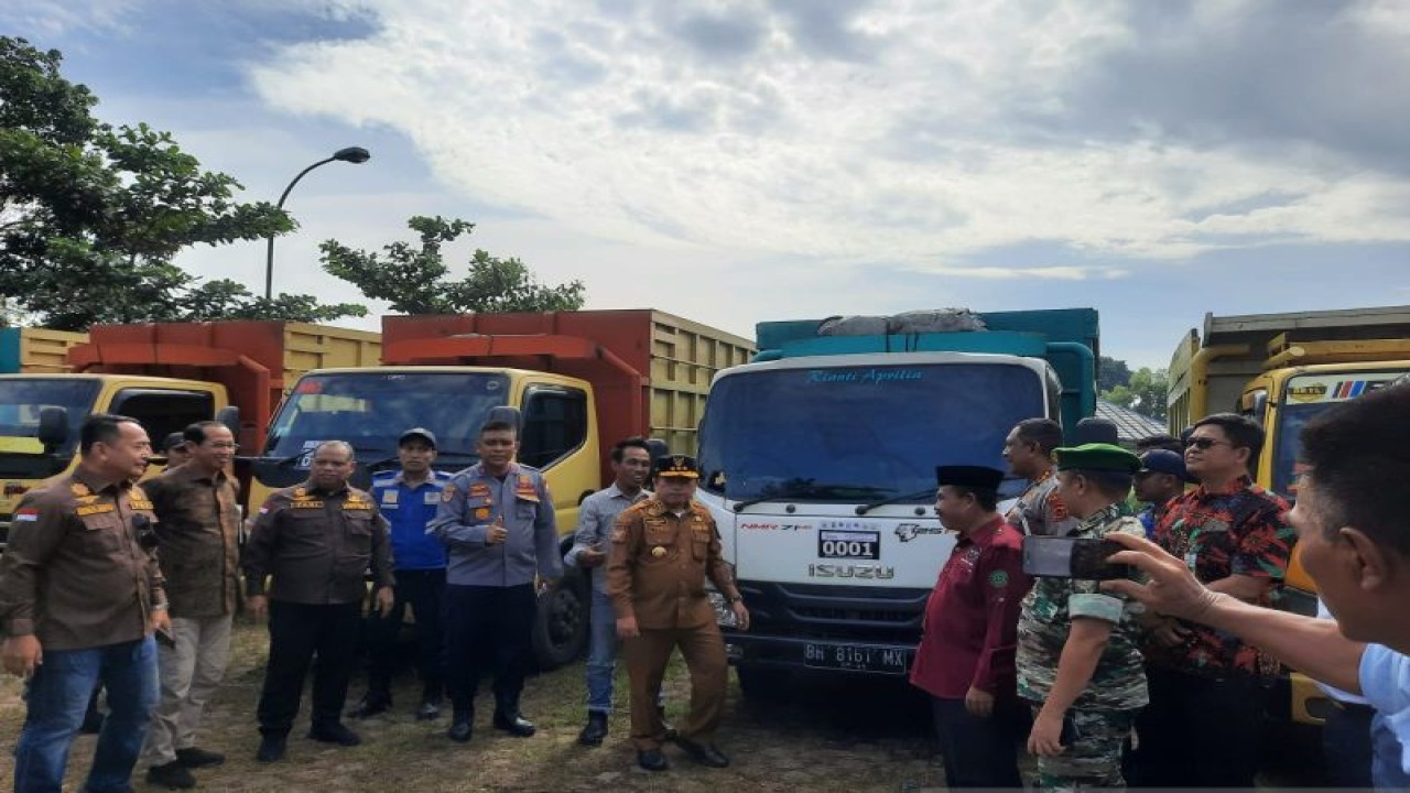 Pemasangan tanda stiker untuk angkutan batu bara, Senin (13/3/23).(ANTARA/nanang mairiadi)