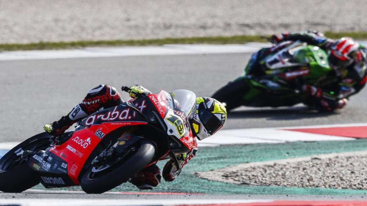 Pebalap Alvaro Bautista (Aruba.it Ducati) menyalip Jonathan Rea (Kawasaki Racing) dalam balapan WSBK di TT Circuit Assen pada 14 April 2019. (ANTARA/AFP/VINCENT JANNINK)