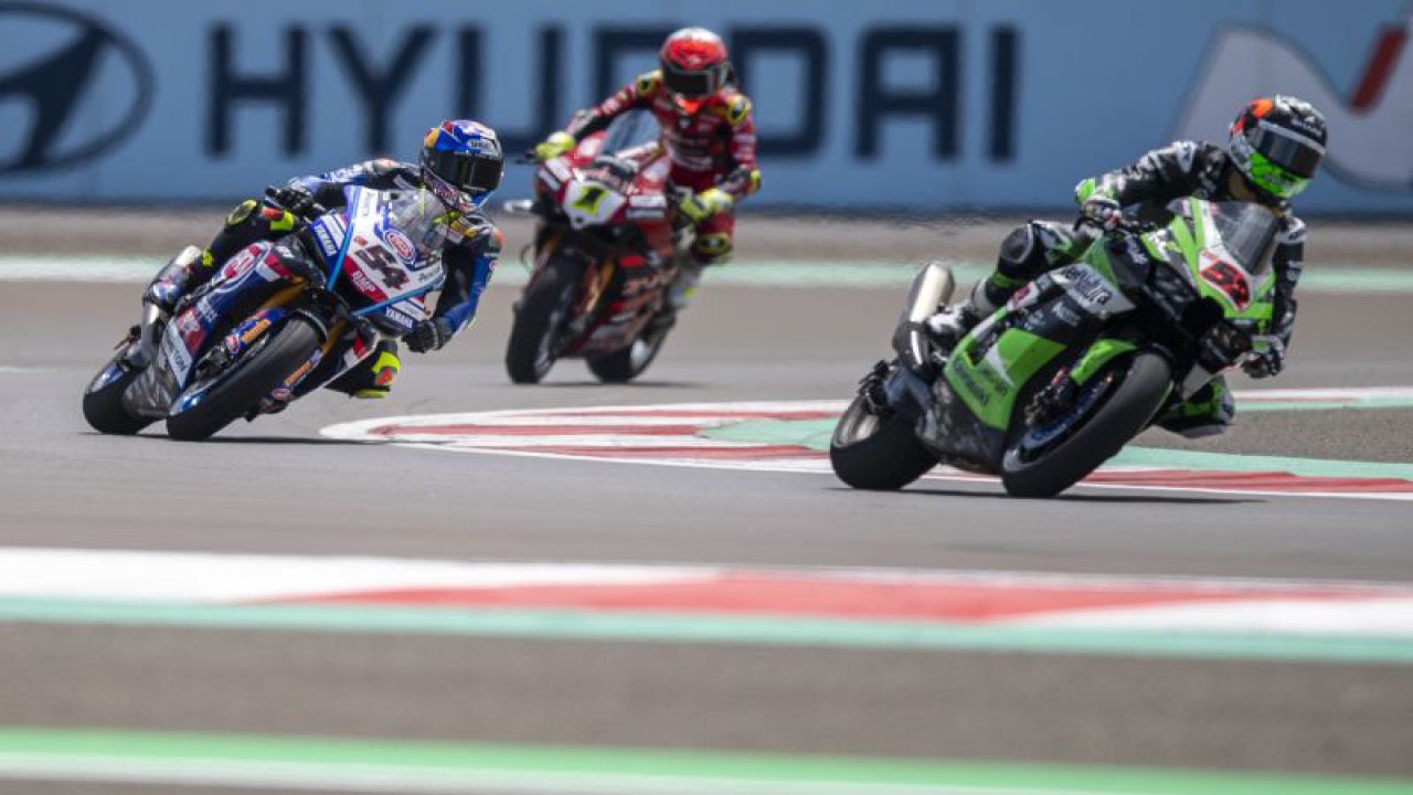 Pembalap Pata Yamaha Prometeon WorldSBK Toprak Razgatlioglu (kiri) bersama pembalap Aruba.it Racing-Ducati Alvaro Bautista (tengah) dan Orelac Racing MOVISIO Oliver Konig (kanan) memacu kecepatan pada latihan bebas pertama saat MOTUL FIM Superbike World Championship (WSBK) Indonesian Round 2023 di Pertamina Mandalika International Street Circuit di KEK Mandalika, Lombok Tengah, NTB, Jumat (3/3/2023). Sesi latihan pertama tersebut untuk balapan Supersport dan World Superbike. ANTARA FOTO/M Agung Rajasa/nym. (ANTARA FOTO/M Agung Rajasa)