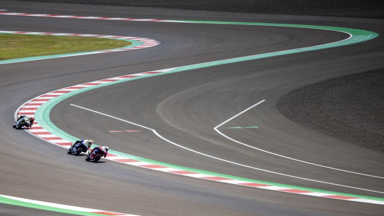 Ilustrasi - Pembalap memacu kecepatan pada latihan bebas pertama saat MOTUL FIM Superbike World Championship (WSBK) Indonesian Round 2023 di Pertamina Mandalika International Street Circuit di KEK Mandalika, Lombok Tengah, NTB, Jumat (3/3/2023). Sesi latihan pertama tersebut untuk balapan Supersport dan World Superbike. ANTARA FOTO/M Agung Rajasa/nym.
