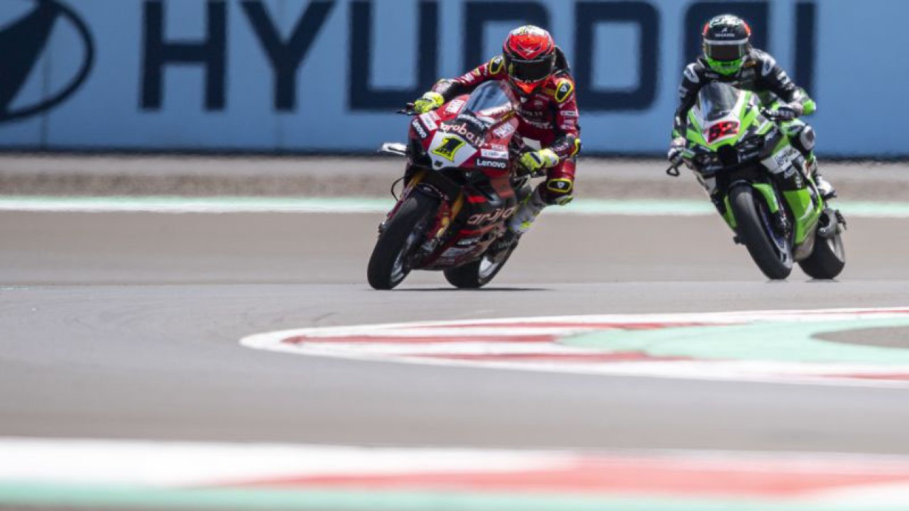 Pembalap Aruba.it Racing-Ducati Alvaro Bautista (kiri) dan pembalap Orelac Racing MOVISIO Oliver Konig (kanan) memacu kecepatan pada latihan bebas pertama saat MOTUL FIM Superbike World Championship (WSBK) Indonesian Round 2023 di Pertamina Mandalika International Street Circuit di KEK Mandalika, Lombok Tengah, NTB, Jumat (3/3/2023). Sesi latihan pertama tersebut untuk balapan Supersport dan World Superbike. ANTARA FOTO/M Agung Rajasa/hp.