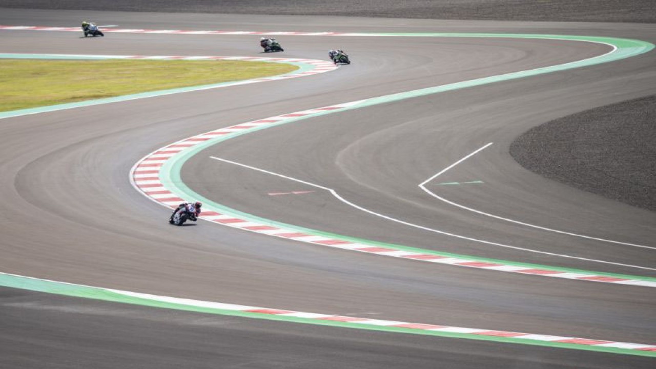 Pembalap memacu kecepatan pada latihan bebas pertama saat MOTUL FIM Superbike World Championship (WSBK) Indonesian Round 2023 di Pertamina Mandalika International Street Circuit di KEK Mandalika, Lombok Tengah, NTB, Jumat (3/3/2023). Sesi latihan pertama tersebut untuk balapan Supersport dan World Superbike. ANTARA FOTO/M Agung Rajasa/nym