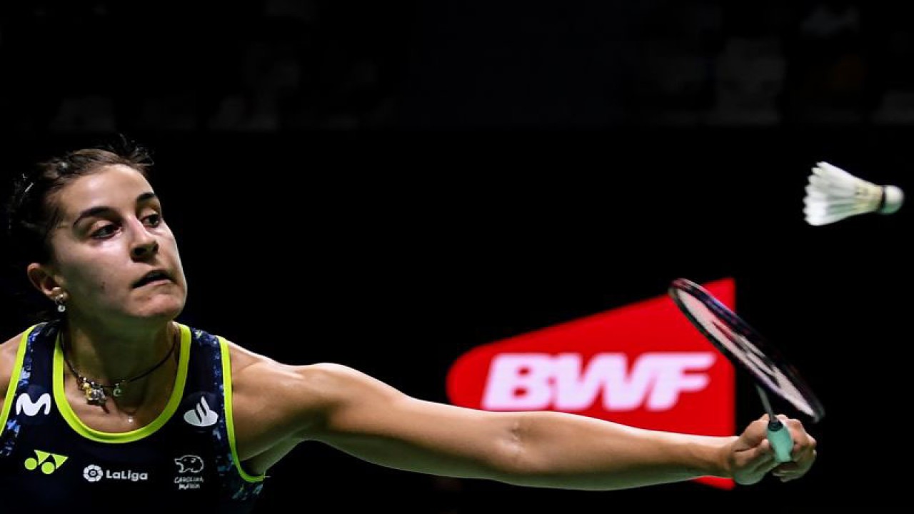 Pebulu tangkis tunggal putri Spanyol Carolina Marin mengembalikan kok ke arah pebulu tangkis Denmark Julie Dawall Jakobsen dalam babak 32 besar Indonesia Open 2022 di Istora Senayan, Jakarta, Selasa (14/6/2022). ANTARA FOTO/Sigid Kurniawan/wsj. (ANTARA FOTO/SIGID KURNIAWAN)