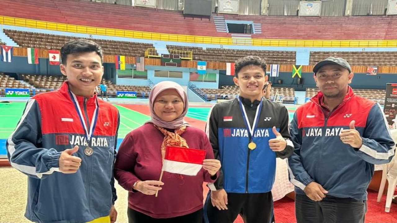 Pebulu tangkis Indonesia Muhammad Halim As Siddiq dan Muhammad Sultan Nurhabibullah bersama Duta Besar RI untuk Kuba Nana Yuliana di Havana, Kuba, Minggu (19/3/2023). (ANTARA/HO-KBRI Havana)