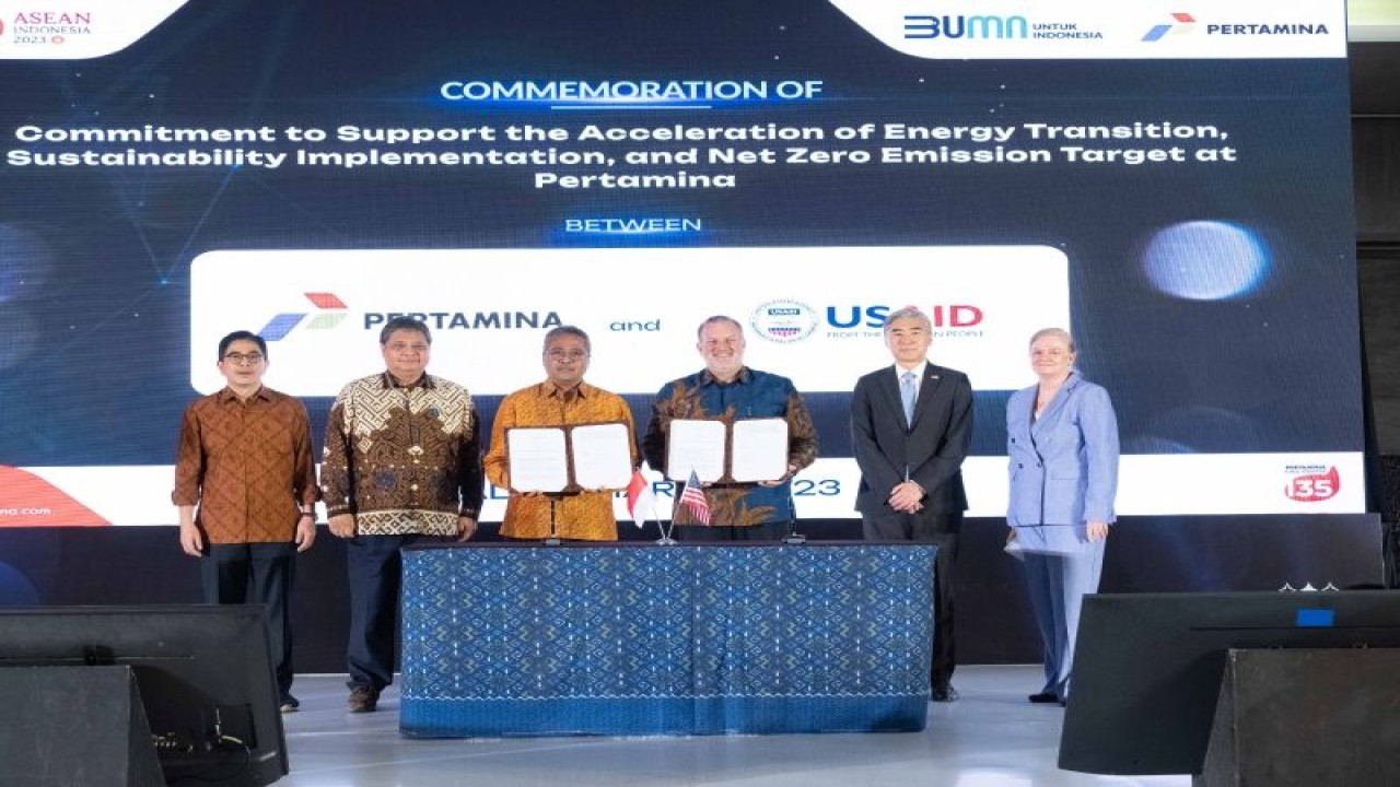 Menteri Koordinator Perekonomian Airlangga Hartarto (dua dari kiri) dan Ketua Kamar Dagang dan Industri (Kadin) Indonesia Arsjad Rasjid (kiri) dalam forum bisnis Indo-Pacific Chamber of Commerce and Industry (IPCC) di Nusa Dua, Bali, Sabtu (18/3/2023) (Antara/HO/Kadin Indonesia)