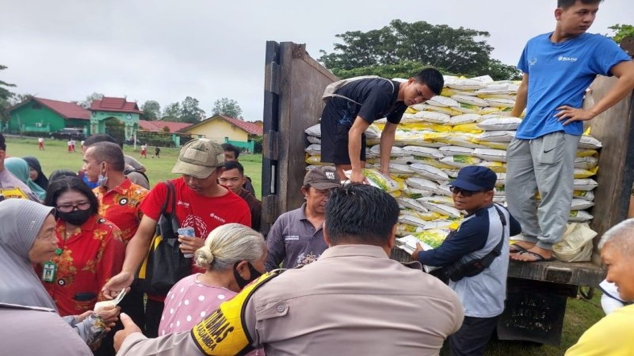 Operasi Pasar Stabilisasi Pasokan dan Harga Pangan (SPHP) Beras di Kasongan, Kabupaten Katingan, (2/3/2023). (ANTARA/HO-Bulog)