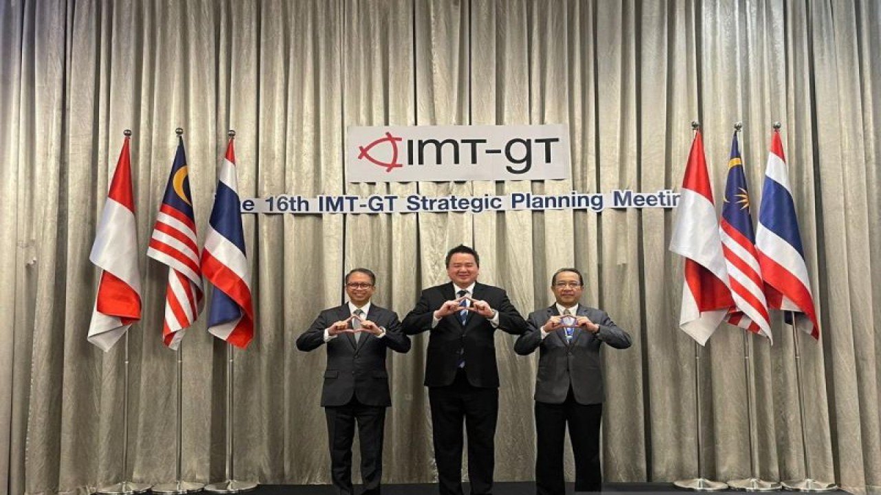 Deputi Bidang Koordinasi Kerja Sama Ekonomi Internasional Kementerian Koordinator Bidang Perekonomian Edi Prio Pambudi (kiri) dalam Strategic Planning Meeting IMT-GT di Bangkok, Thailand, Selasa (21/3/2023). ANTARA/HO-KemenkoEkonomi/pri.
