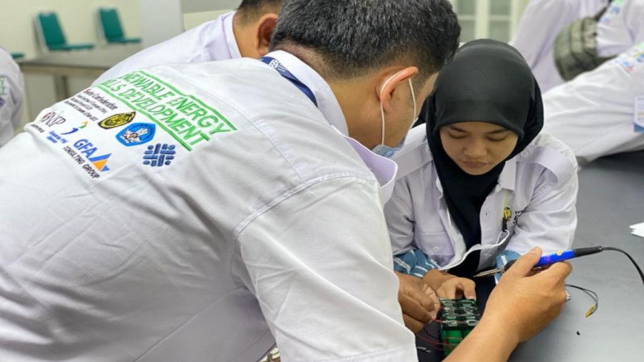 Pemerintah Indonesia dan Swiss melalui Proyek Renewable Energy Skills Development (RESD) yang berkolaborasi dengan National Battery Research Institute (NBRI) mengelar pelatihan teknologi baterai di Bogor pada Senin (13/3/2023). (ANTARA/HO-RESD)