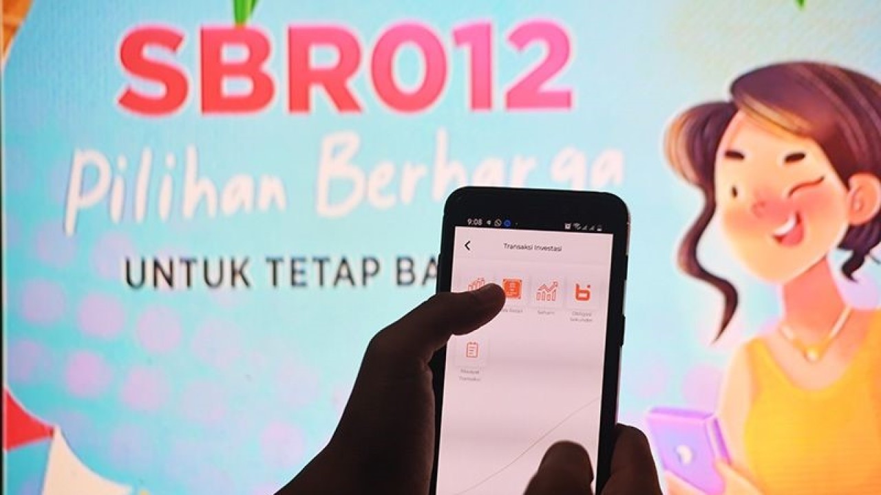 Ilustrasi - Warga melakukan transaksi investasi menggunakan aplikasi mobile banking di Tangerang Selatan, Banten. ANTARA FOTO/Hafidz Mubarak A/nym/aa.