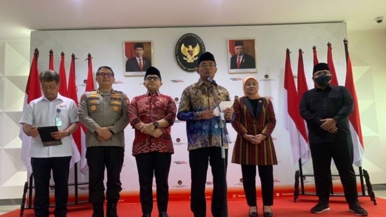 Menko PMK Muhadjir Effendy usai memimpin Rapat Tingkat Menteri tentang Cuti Bersama Lebaran di Jakarta, Rabu. ANTARA/Wuryanti Puspitasari.