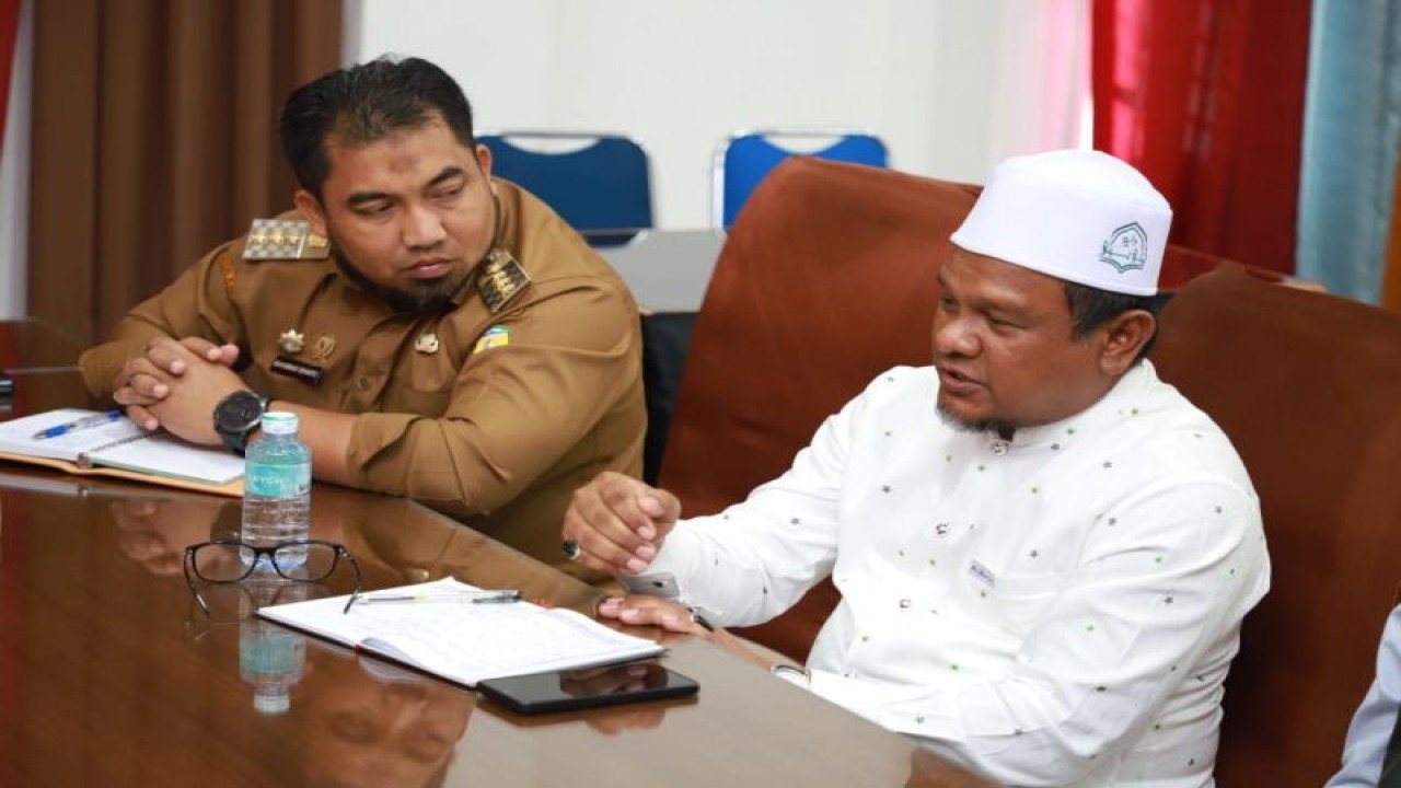 Pj Bupati Aceh Besar Muhammad Iswanto menerima silaturrahmi Wakil Ketua MPU Aceh Tgk. H. Hasbi Albayuni dalam rangka membahas peningkatan sertifikasi produk halal di Kabupaten Aceh Besar,Dekranas,Gampong Gani, kecamatan Ingin Jaya Selasa (ANTARA/HO)