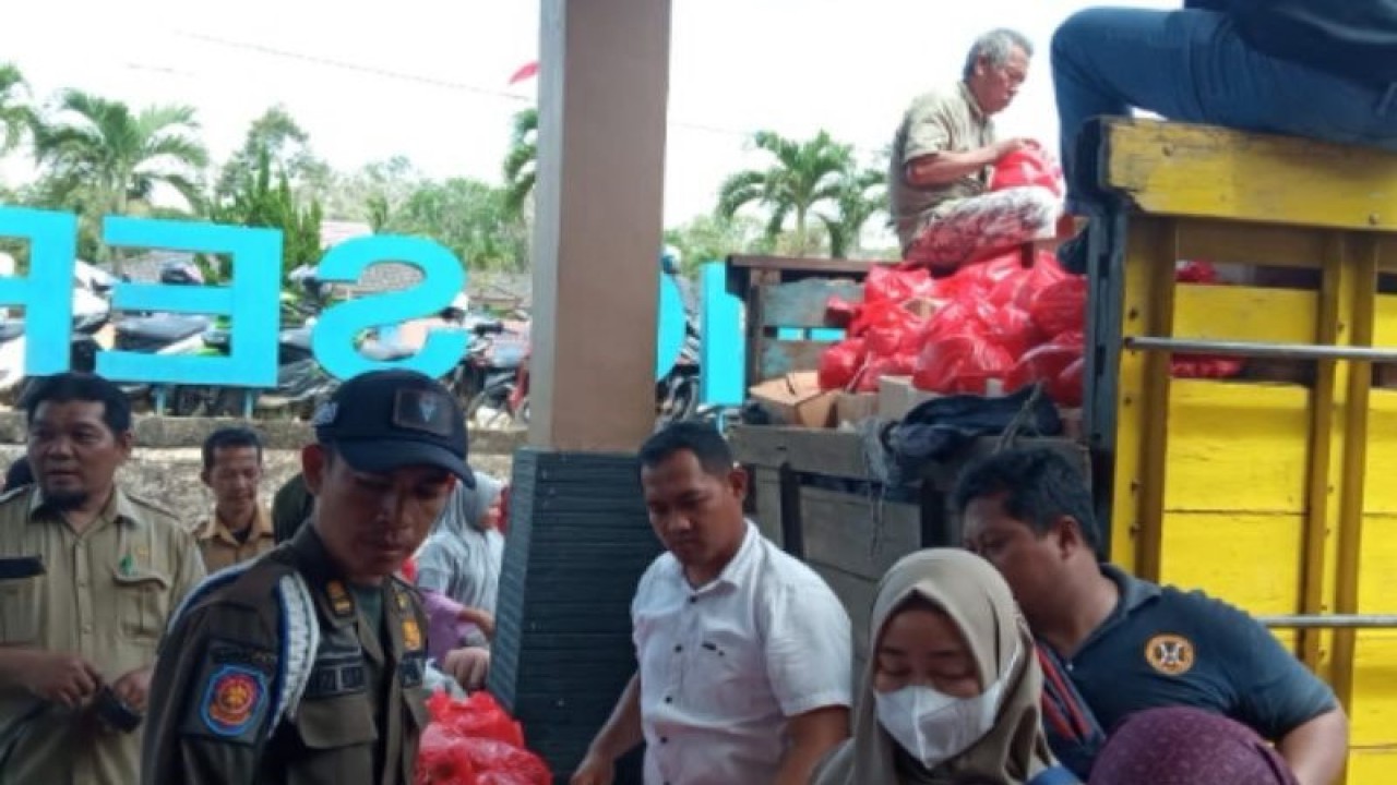 Pelaksanaan pasar murah yang menyediakan minyak goreng dan beras SPHP dengan harga murah di Gedung Serba Guna Kecamatan Kelapa. (ANTARA/HO-Diskominfo Bangka Barat)