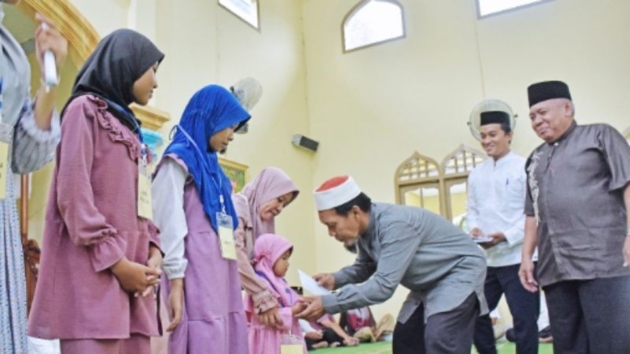 Penyaluran santuann untuk anak yatim pada pelaksanaan Safari Ramadhan Pemkab Bangka Barat di Masjid Nurul Falah Desa Mayang. (ANTARA/HO-Diskominfo Bangka Barat)