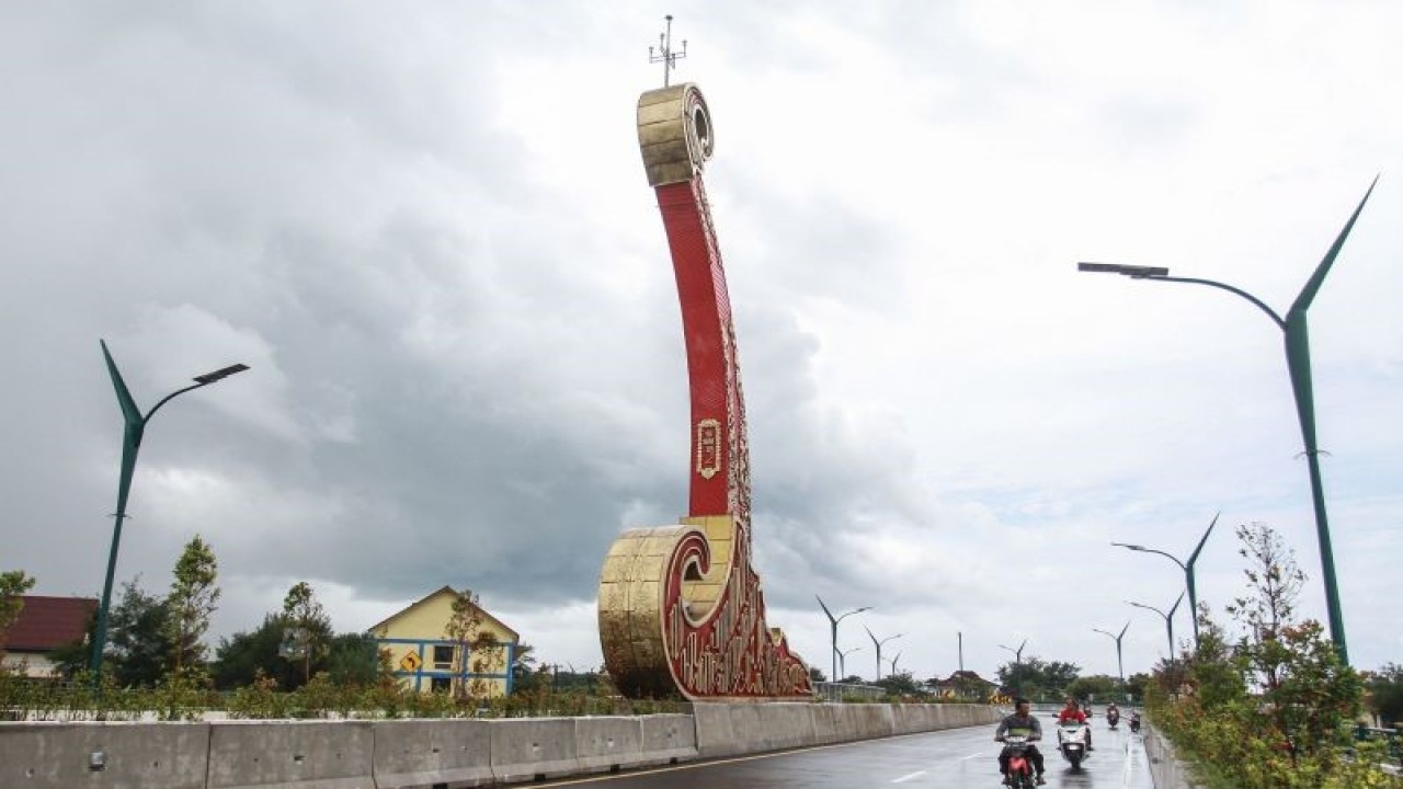 Pengendara sepeda motor melintas di Jembatan Kretek II saat uji coba pembukaan di Kretek, Bantul, DI Yogyakarta, Selasa (31/1/2023). ANTARA FOTO/Hendra Nurdiyansyah/tom.