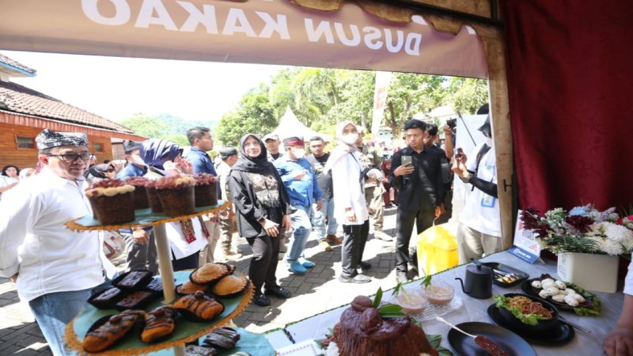 Bupati Banyuwangi Ipuk Fiestiandani meninjau stan Festival Cokelat Glenmore di Doesoen Kakao, kawasan Perkebunan PT Perkebunan Nusantara XII Kendeng Lembu, Kecamatan Glenmore, Banyuwangi, Jatim, Minggu (12/3/2023). ANTARA/HO-Humas Pemkab Banyuwangi