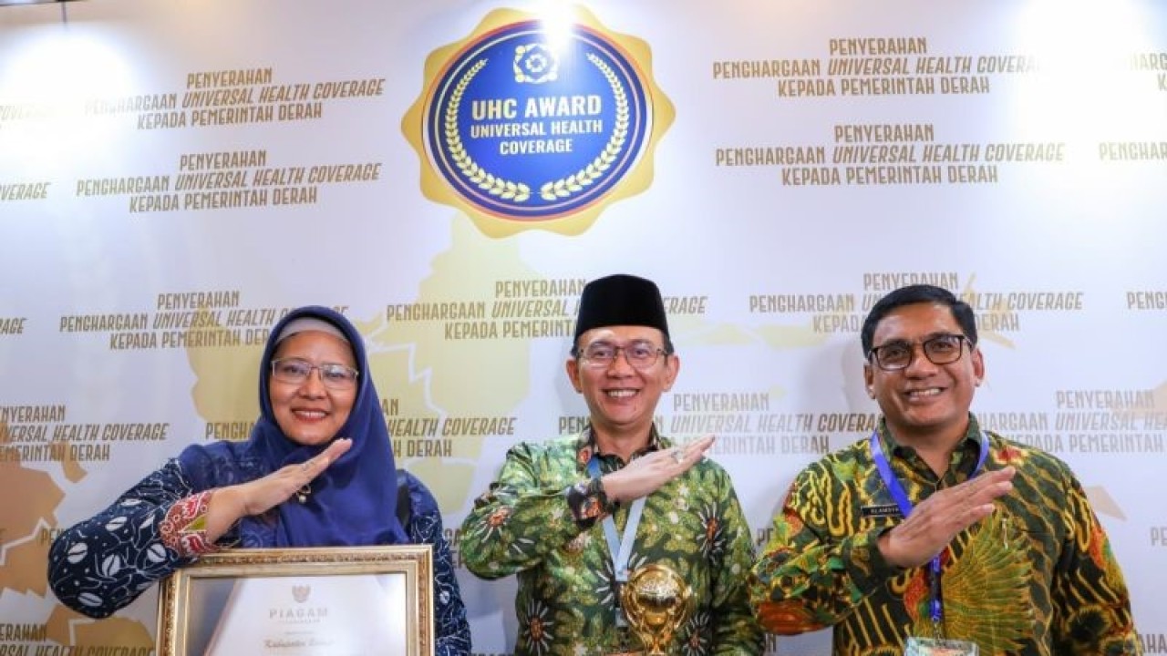 Kepala Dinas Kesehatan Kabupaten Bekasi Alamsyah (kanan) bersama Penjabat Bupati Bekasi Dani Ramdan usai menerima penghargaan Universal Health Coverage Award 2023 di Balai Sudirman Tebet, Jakarta Selatan, Selasa (14/3/2023). (ANTARA/Pradita Kurniawan Syah).