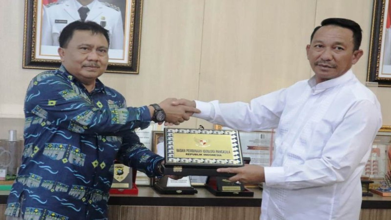 Bupati Belitung Timur Burhanuddin memberikan piagam penghargaan kepada sejumlah paguyuban, Sabtu (25/3/2023).ANTARA/Ahmadi