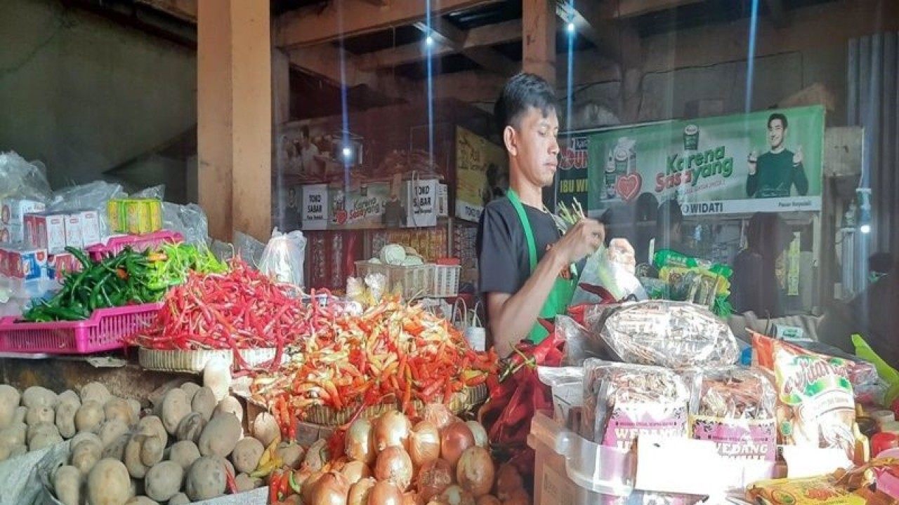 Seorang pedagang barang kebutuhan pokok saat melayanan pembeli di Pasar Tradisional Boyolali, Kota, Kamis (16/3/2023). ANTARA/Bambang Dwi Marwoto