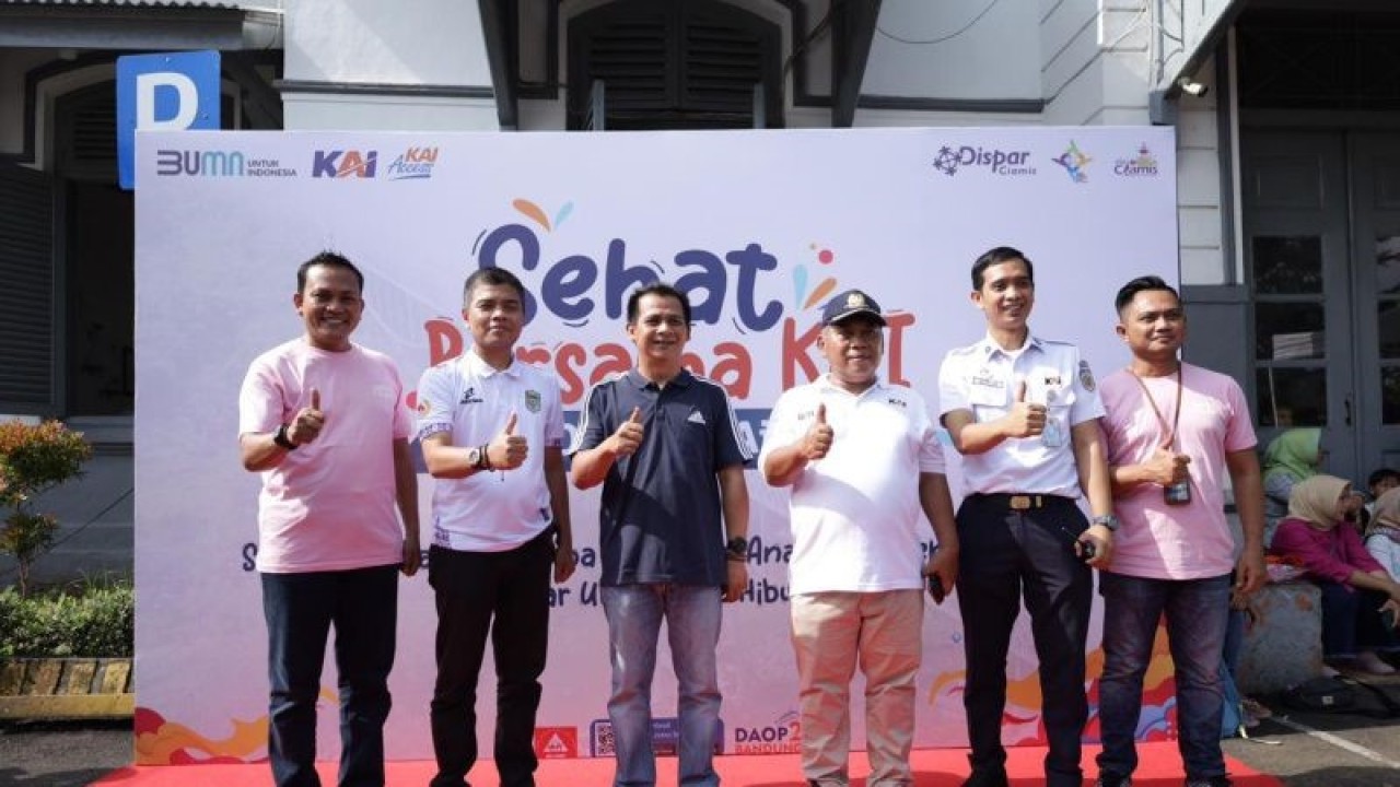 Wakil Bupati Ciamis Yana D Putra (ketiga kiri) saat acara jalan sehat bersama PT KAI (Persero) di Stasiun Ciamis, Jawa Barat, Minggu (19/3/2023). ANTARA/HO-Humas Pemkab Ciamis