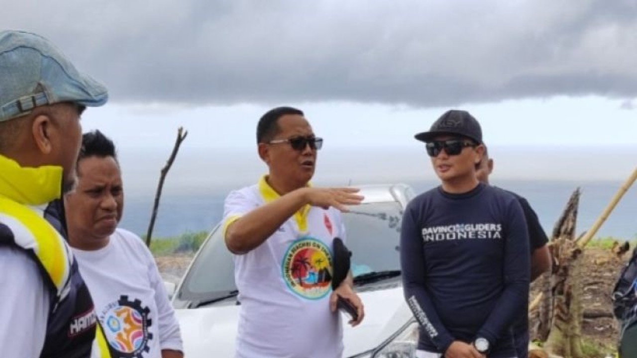 Bupati Gorontalo Utara Thariq Modanggu didampingi Wakil Ketua DPRD Hamzah Sidik, dan para praktisi paralayang Sulawesi Utara, mengunjungi potensi wisata paralayang di Bukit Dunu Kecamatan Monano. (ANTARA/HO-Kominfo)