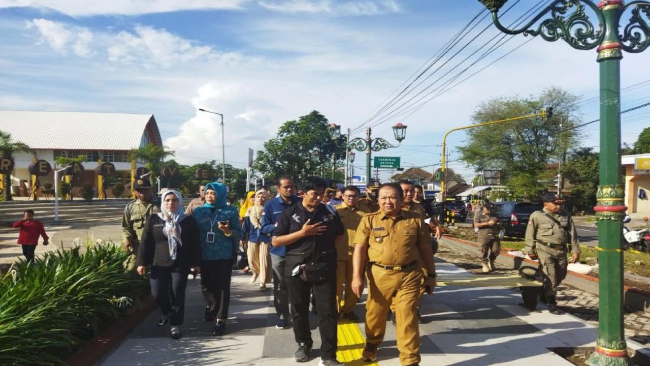 Bupati Jember Hendy Siswanto bersama Presiden JFC Budi Setiawan memantau proses pembangunan kampung kreatif JFC di RTH Kecamatan Arjasa, Senin (6/3/2023). (ANTARA/HO-Diskominfo Jember