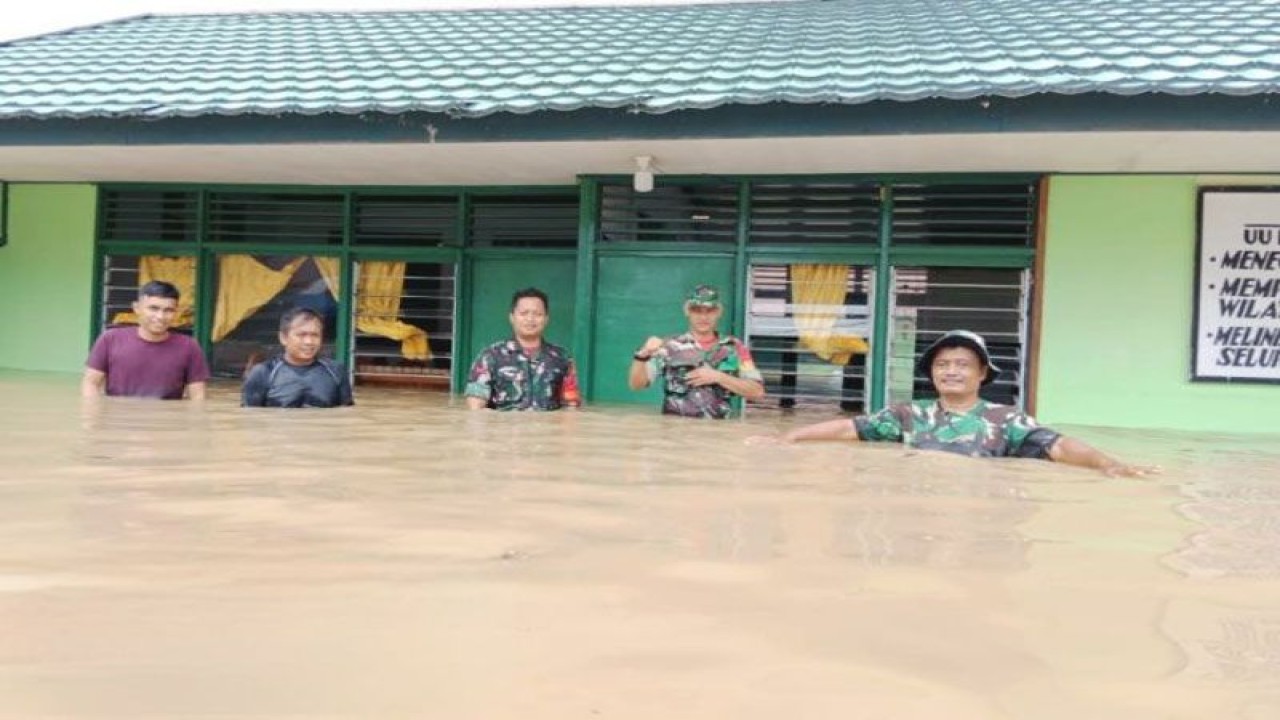 Banjir yang merendam sejumlah rumah dan fasilitas umum di Kecamatan Kapuas Tengah, Kabupaten Kapuas, Kamis (30/3/2023). ANTARA/HO-Dokumen Warga