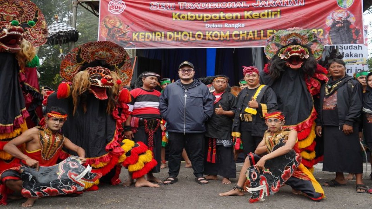 Bupati Kediri Hanindhito Himawan Pramana dengan sejumlah seniman barong di Kediri, Jawa Timur. ANTARA/ HO-Pemkab Kediri